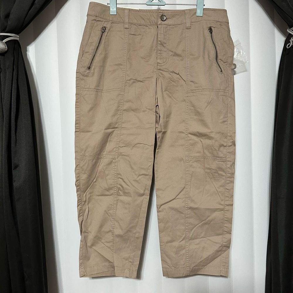 SONOMA life & style tan capris , 2 front zippered decorative pockets and 2 back